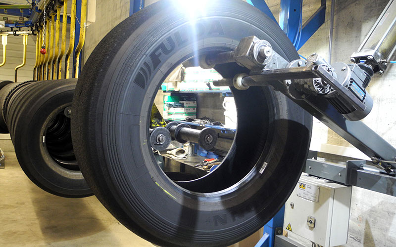 AZuR klärt auf: 10 (falsche) Vorurteile zu runderneuerten Reifen