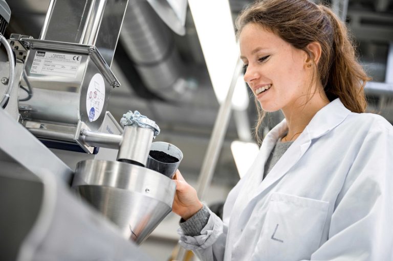 Im Forschungsprojekt EKOREKA der Hochschule Osnabrück hat Doktorandin Larissa Gschwind an einem Verfahren zum Recyceln von Gummiabfällen gearbeitet.